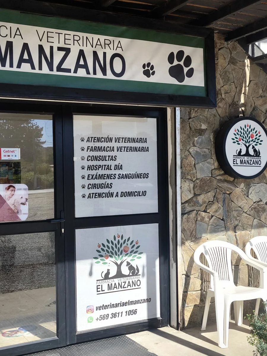 Entrada de la veterinaria con la lista de servicios en la puerta