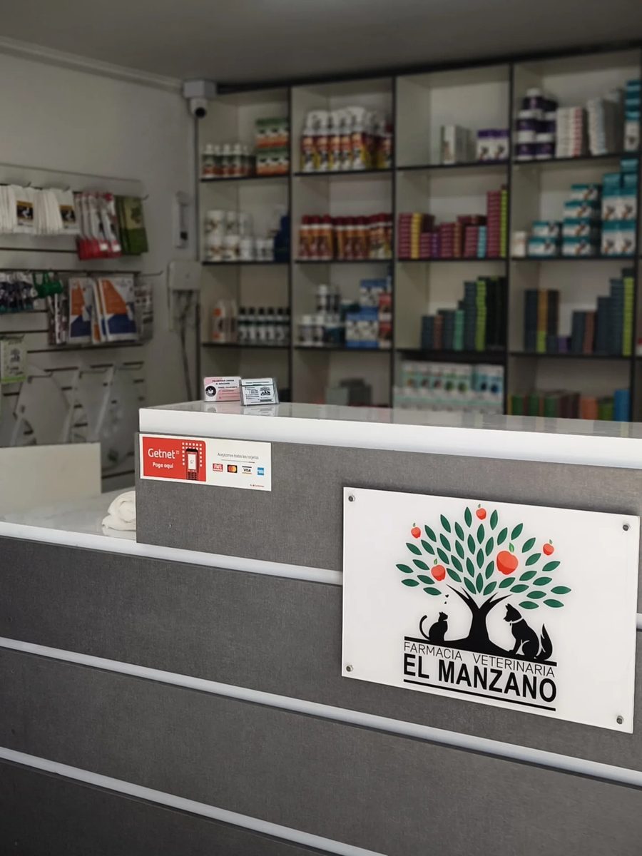 Mesón de atención con el logo del manzano